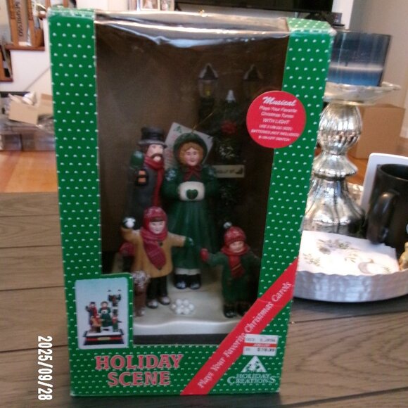 NEW VTG 1992 Holiday Creations Holiday SCENE Musical Dickens Family LIBERTY BELL - Picture 1 of 7